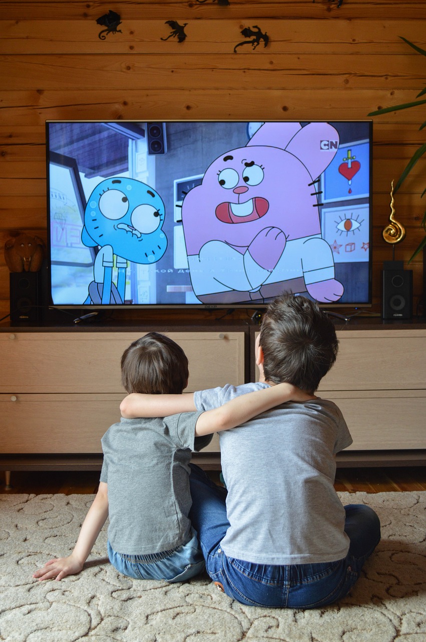 Dos niños viendo la televisión. 