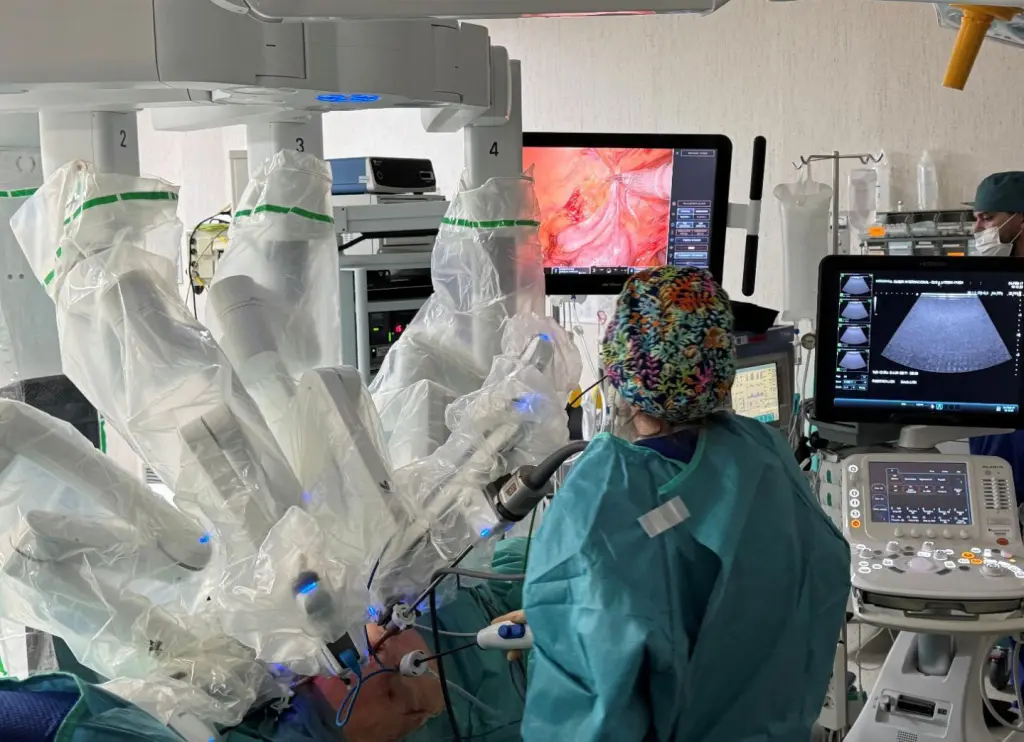 Para llevar a cabo la intervención, que ha durado una hora y media, se utilizó el robot Da Vinci y un ecógrafo con sonda robótica de alta definición de Fujifilm Arietta v60