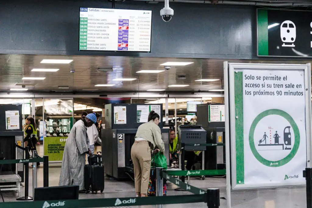 Adif pide nuevos uniformes para su personal en las estaciones de tren