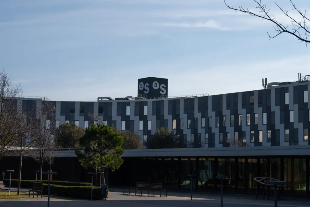 Banco Sabadell gana 1.827 millones en 2024, un 37,1% más, y aumenta su retribución a 3.300 millones