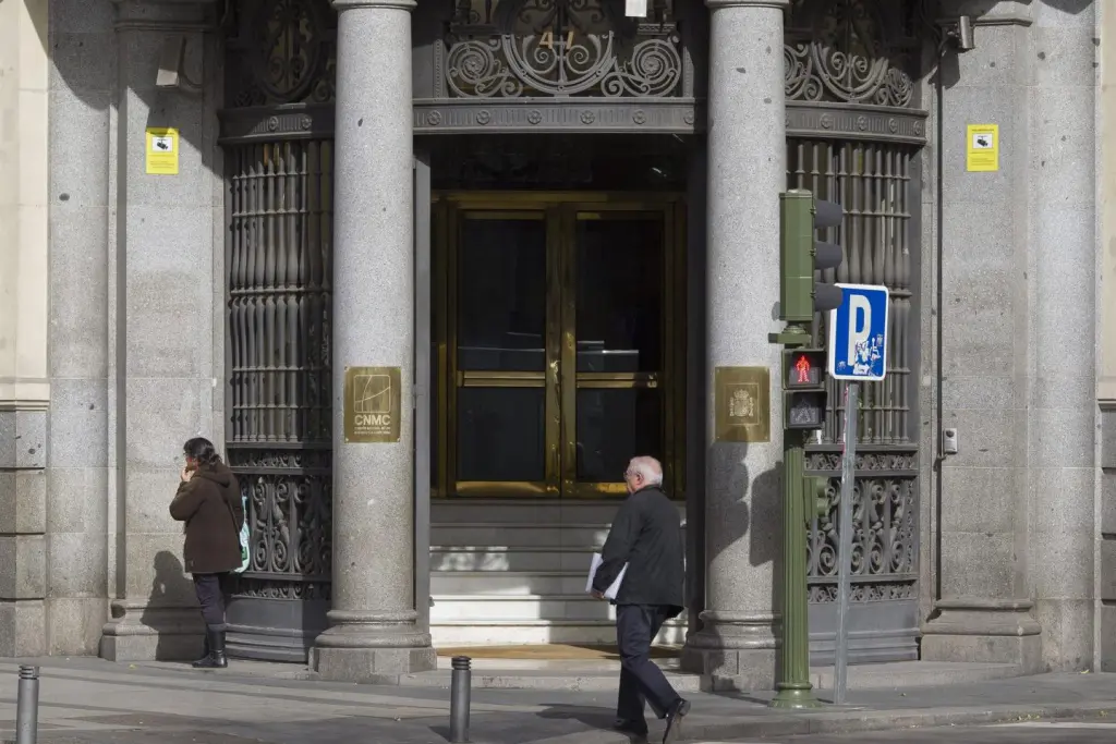 CNMC multa a Endesa y Naturgy con 1,2 millones por falta de información en sus facturas