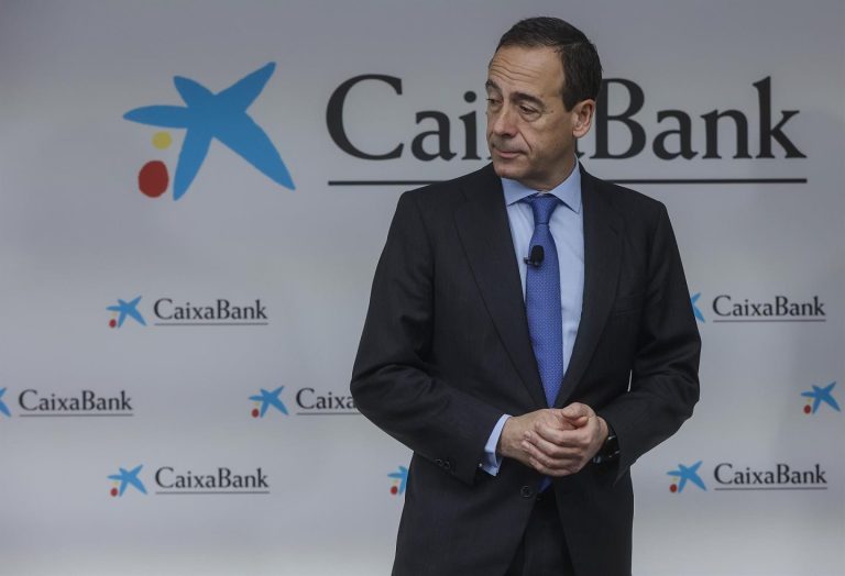 El Gobierno extiende hasta diciembre de 2027 el plazo para vender su parte en CaixaBank