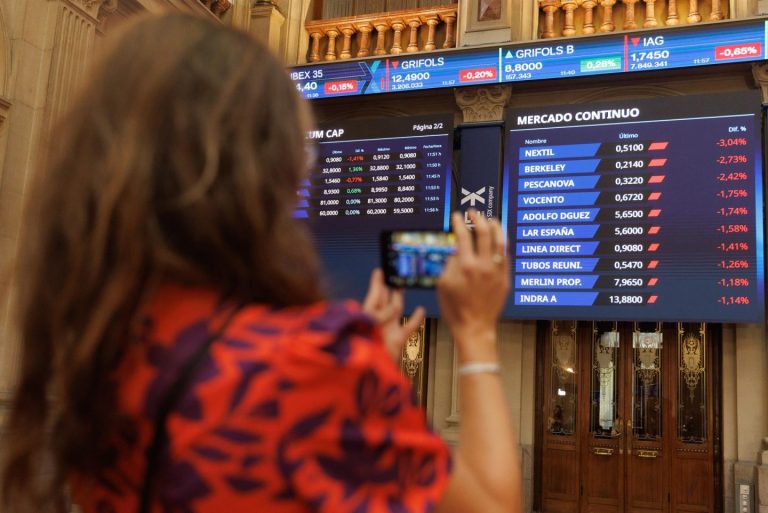 El Ibex 35 se mantiene en 12.700 y baja un 0,18% tras el gran aumento de esta semana