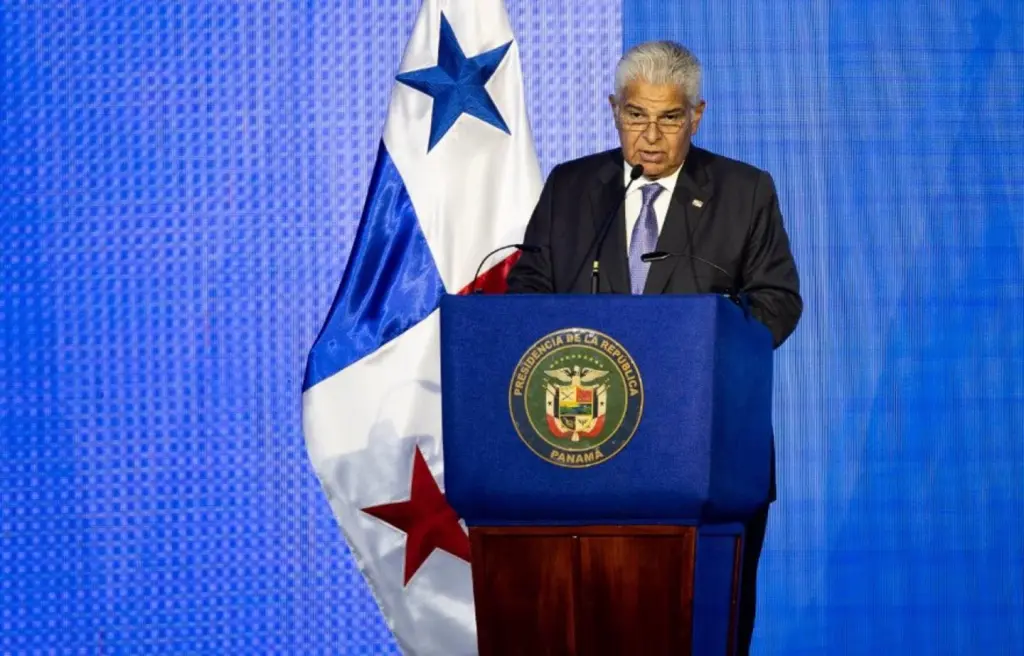 El presidente de Panamá dice que no es cierto que los barcos de EEUU pasen gratis por el Canal