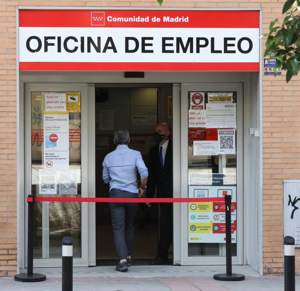 España lidera la tasa de paro en la OCDE, pero también fue donde más bajó el desempleo