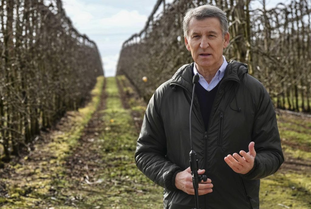 Feijóo promete una ley para reducir impuestos y ayudar al campo frente a Sánchez