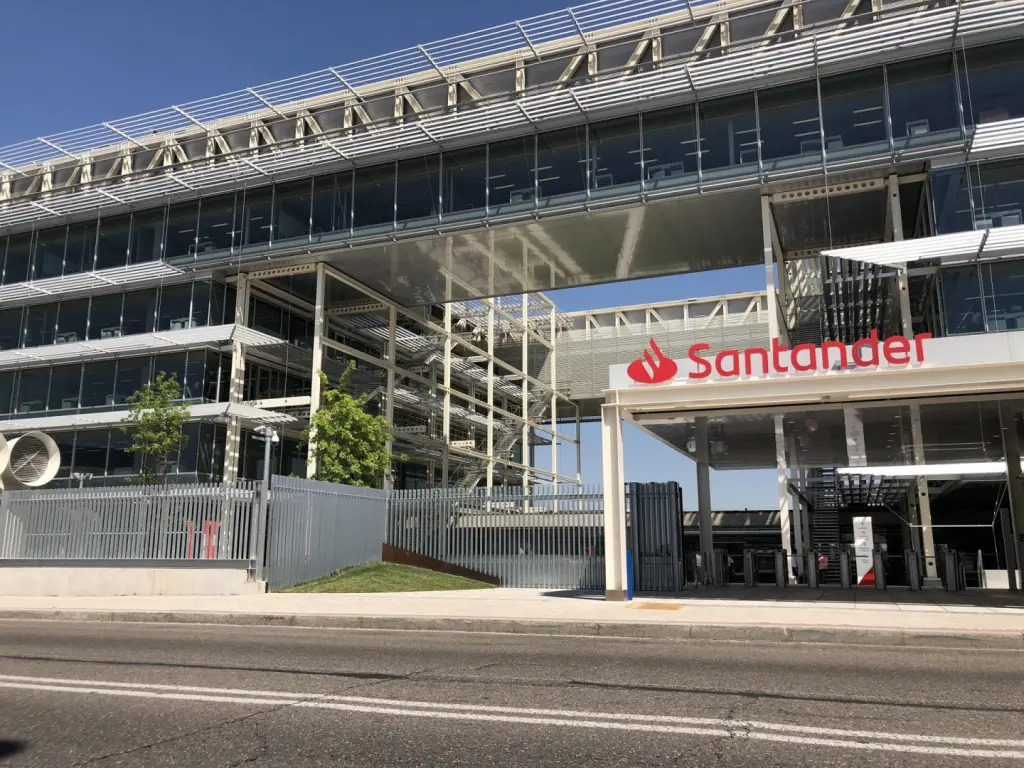 Fitch mejora la calificación del Banco Santander, superando a la de España