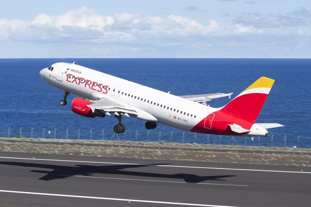 IAG considera opciones para Iberia Express ante conflictos con los pilotos