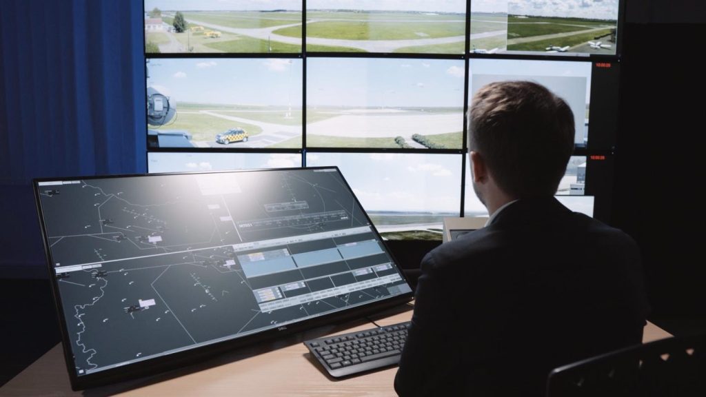 Indra afirma que el futuro del tráfico aéreo son las torres de control digitales en aeropuertos