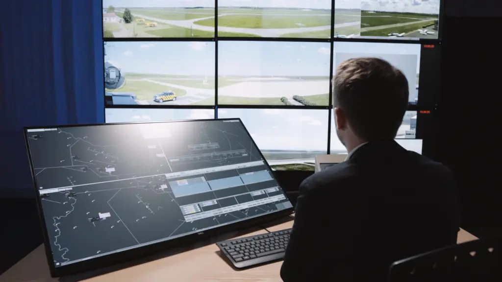 Indra afirma que el futuro del tráfico aéreo son las torres de control digitales en aeropuertos