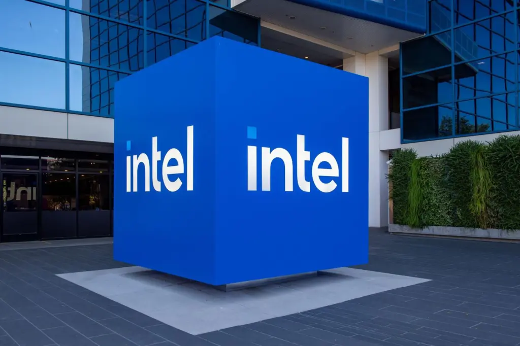 Intel sube más del 11% en Bolsa por la posible separación de sus operaciones con TSMC y Broadcom