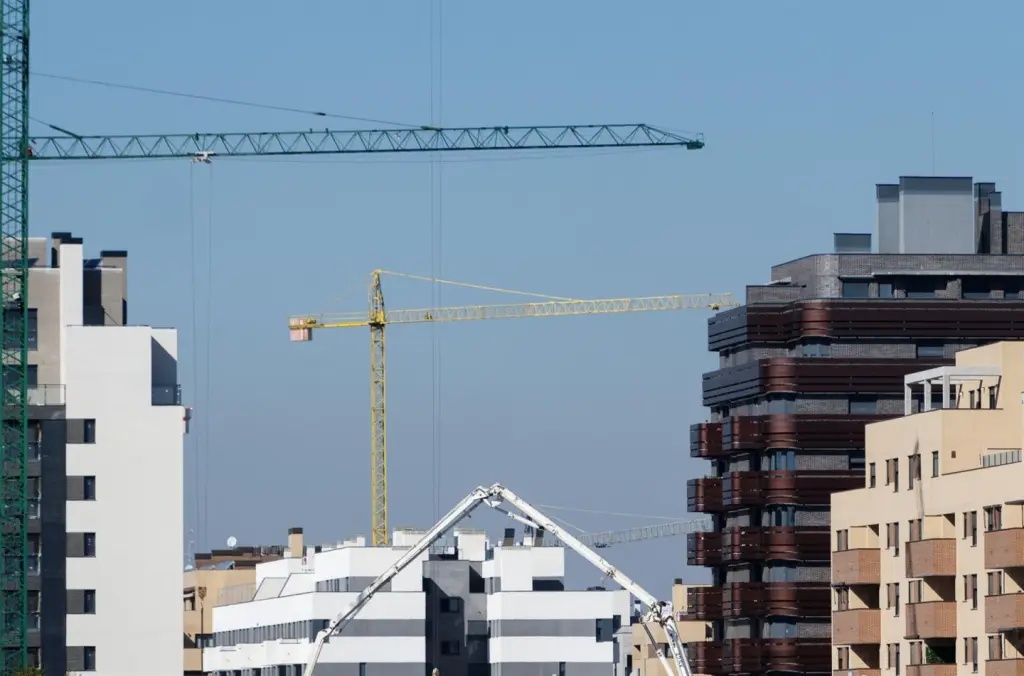 La construcción de viviendas baja o se frena en casi todas las provincias con más demanda