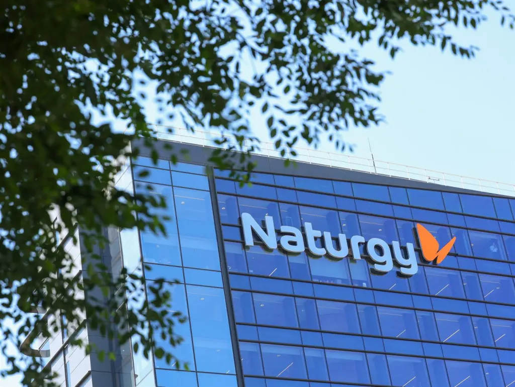 Naturgy sube un 4,3% en Bolsa tras su auto-OPA, más inversiones y un aumento del dividendo