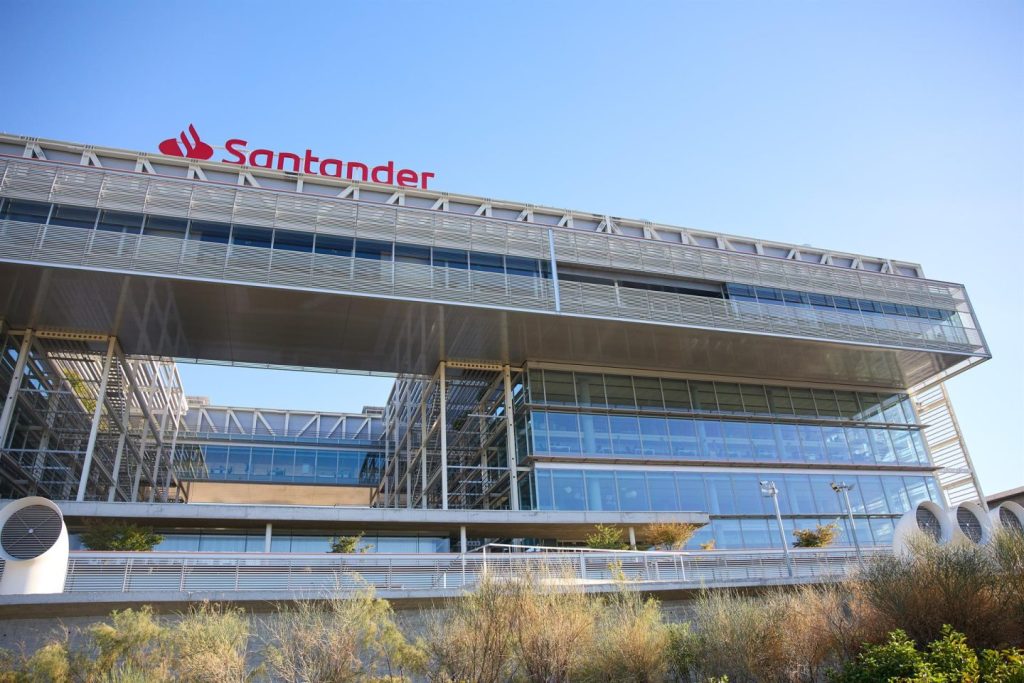 Santander ofrece a clientes ‘Select’ acceso a salas VIP en aeropuertos y cocina a domicilio.