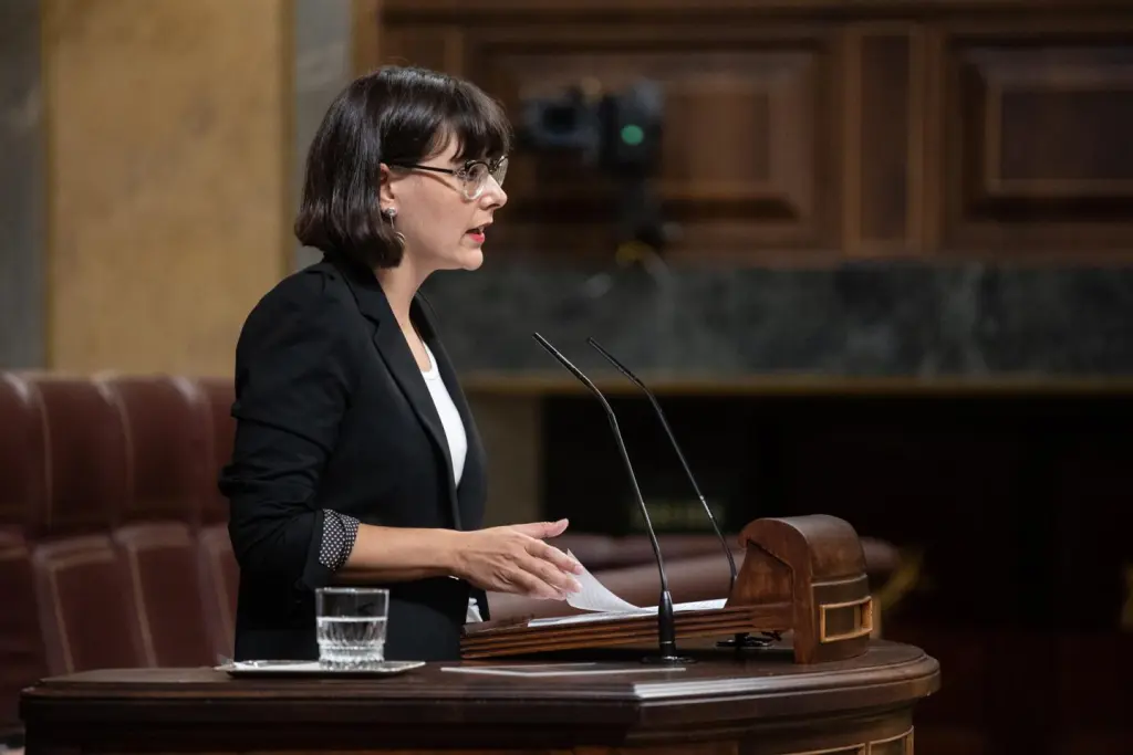 Sumar propone en el Congreso un impuesto a yates y aviones de lujo para reducir emisiones de CO2