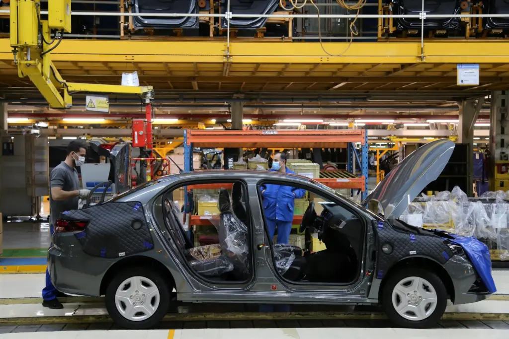 Trump aplicará en abril un 25% de aranceles a coches, semiconductores y medicamentos