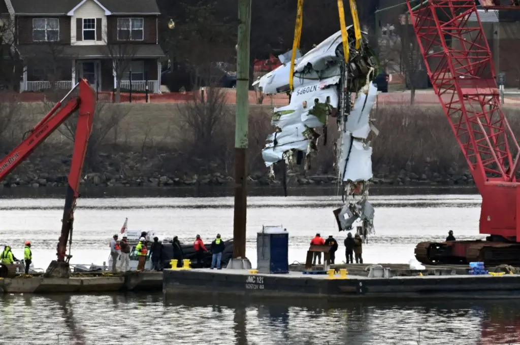 Trump propone actualizar el viejo sistema de control del tráfico aéreo tras el accidente en Washington