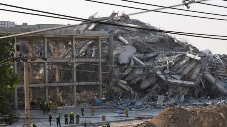 Uno de los edificios derrumbados en Bangkok. RRSS