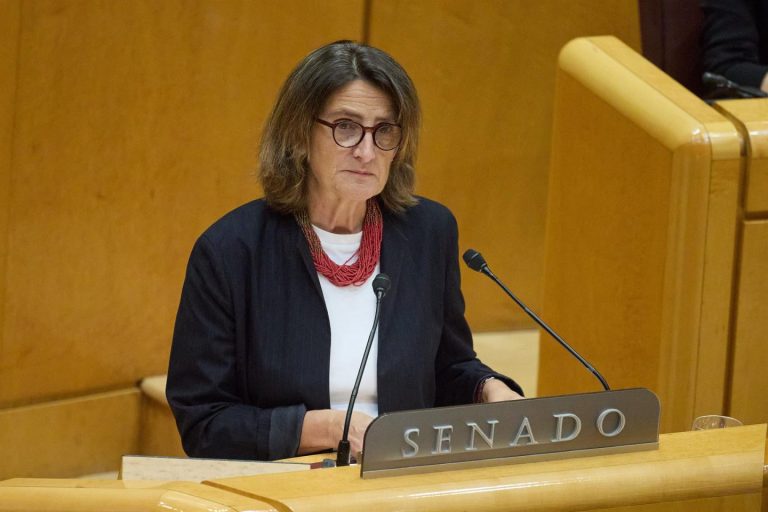 Bruselas acusa a Google de favorecer sus propios servicios y pide a Apple abrir sus sistemas