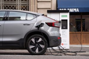 Bruselas pide a los gobiernos que ofrezcan incentivos fiscales para coches eléctricos de empresas