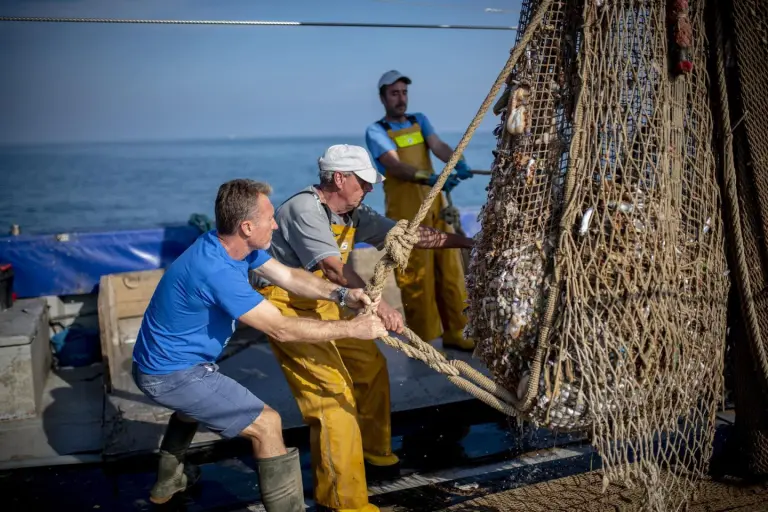 Casi 2.700 pescadores recogen 150 toneladas de basura marina en 47 puertos españoles