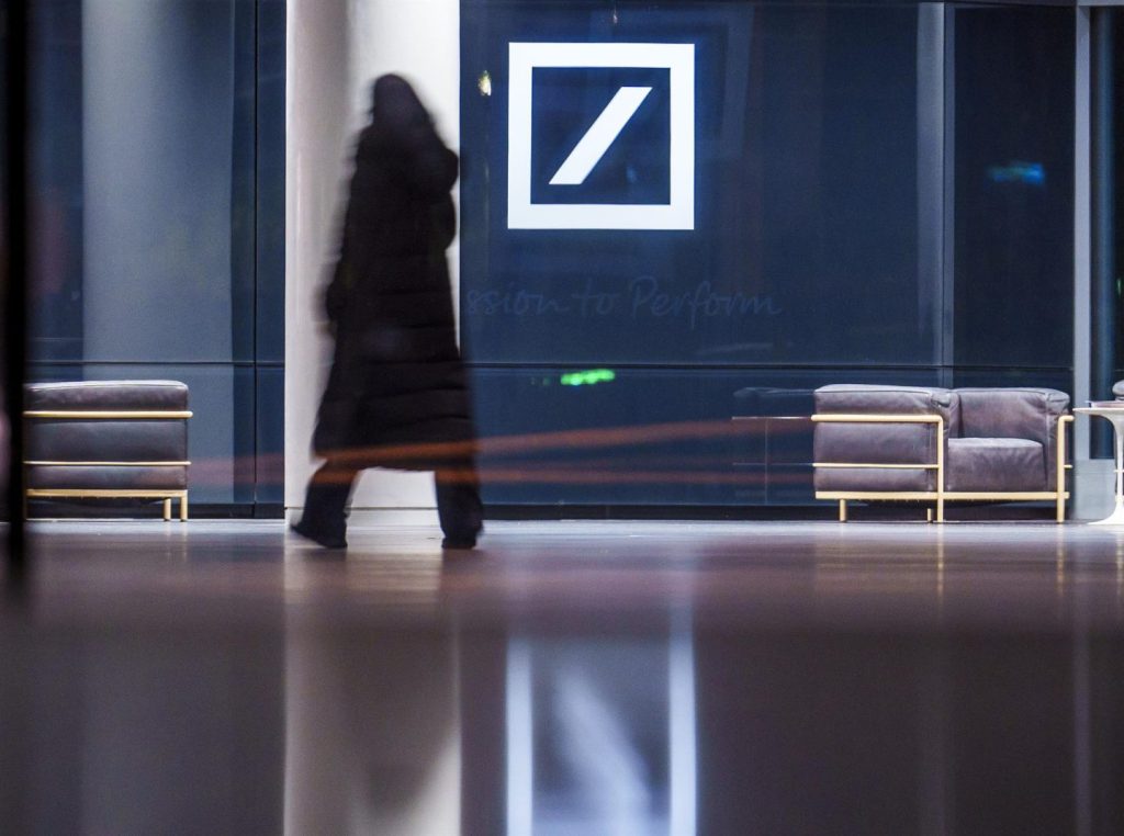 Deutsche Bank en el punto de mira: conflicto con el BCE, beneficios sólidos y un respiro en sanciones