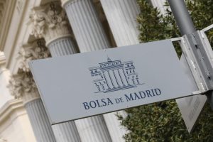 El Ibex 35 baja un 0,63% y se sitúa por debajo de 13.300 puntos mientras espera a la Fed