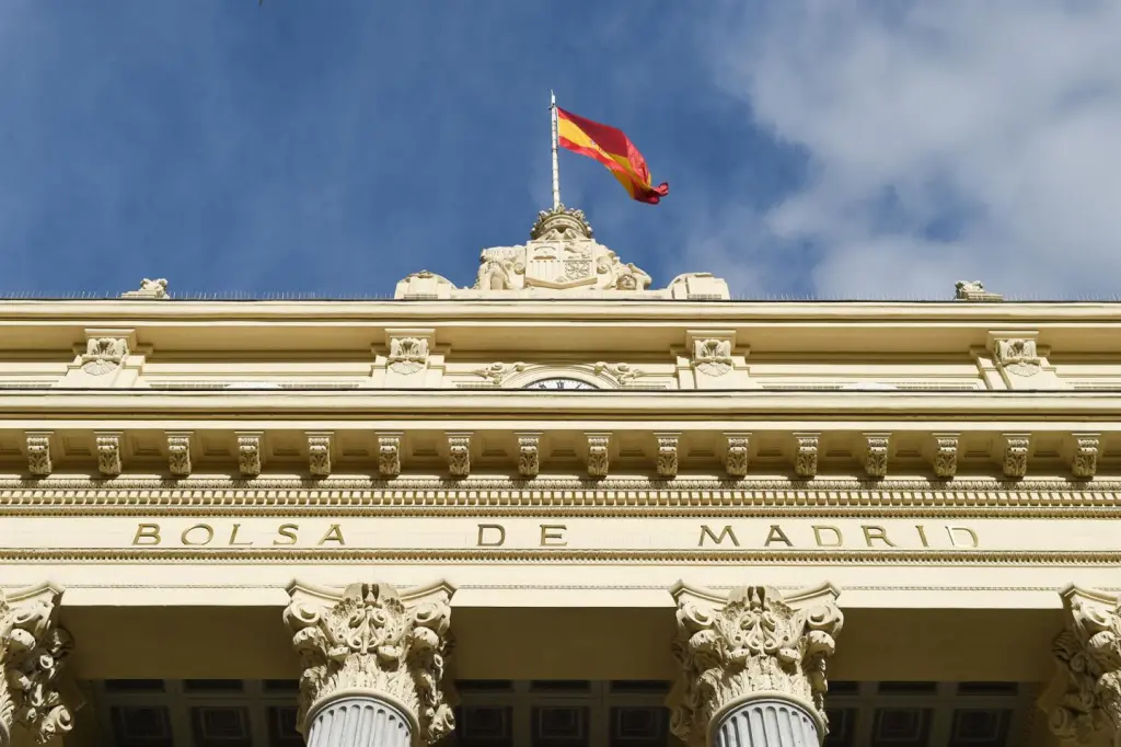El Ibex 35 cae casi 350 puntos (-2,5%) por la guerra comercial y la situación en Ucrania