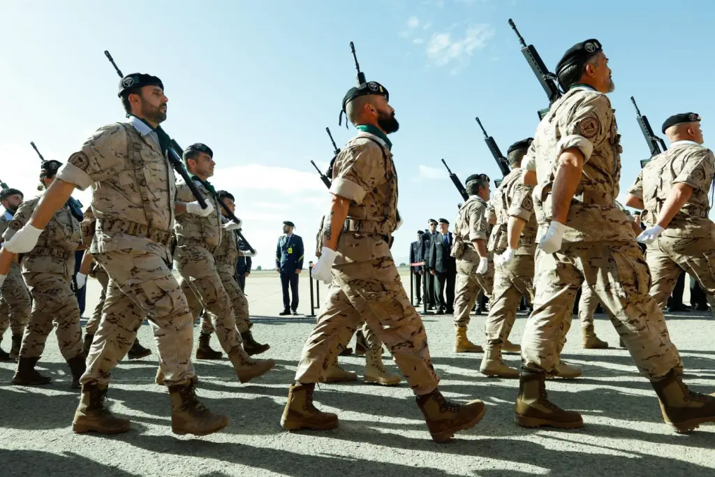Varios militares desfilan durante el acto en conmemoración del 77º aniversario del primer lanzamiento paracaidista militar en España, en la Escuela Militar de Paracaidismo Méndez Parada.