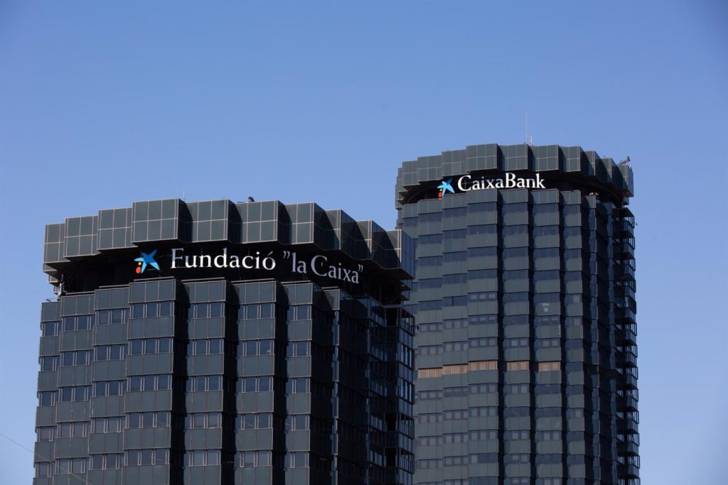 Archivo - Fachada de la sede de CaixaBank y la Fundación La Caixa