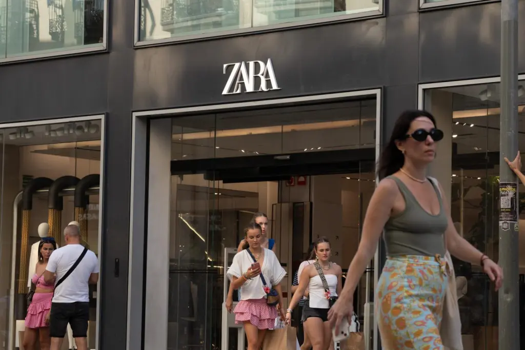 Inditex sigue cayendo y baja un 0,87%, con acciones por debajo de 45 euros