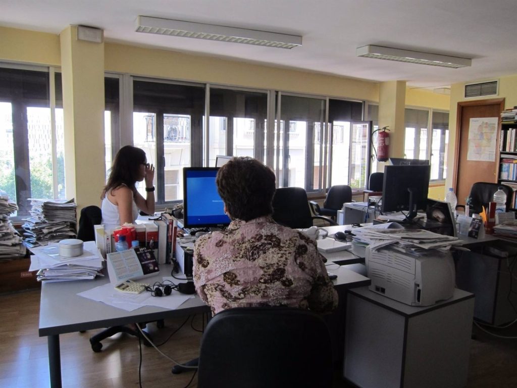 La brecha salarial varía de 696 euros en mujeres jóvenes a 10.345 euros en las mayores de 65