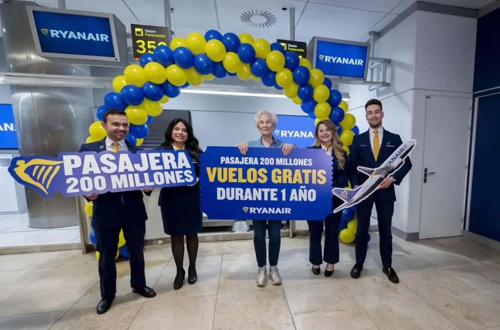Ryanair celebra 200 millones de pasajeros en un año, pese a cobrar por las maletas de cabina
