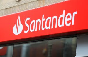 Santander UK cerrará 95 oficinas y podría despedir a 750 empleados en su red bancaria