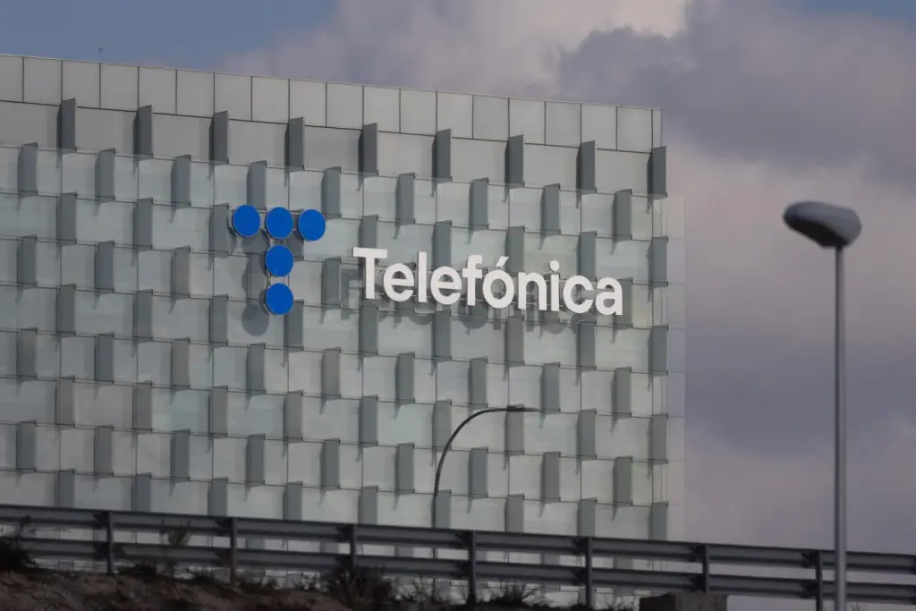 Telefónica sube un 2% tras vender su filial en Colombia a Millicom por 368 millones de euros