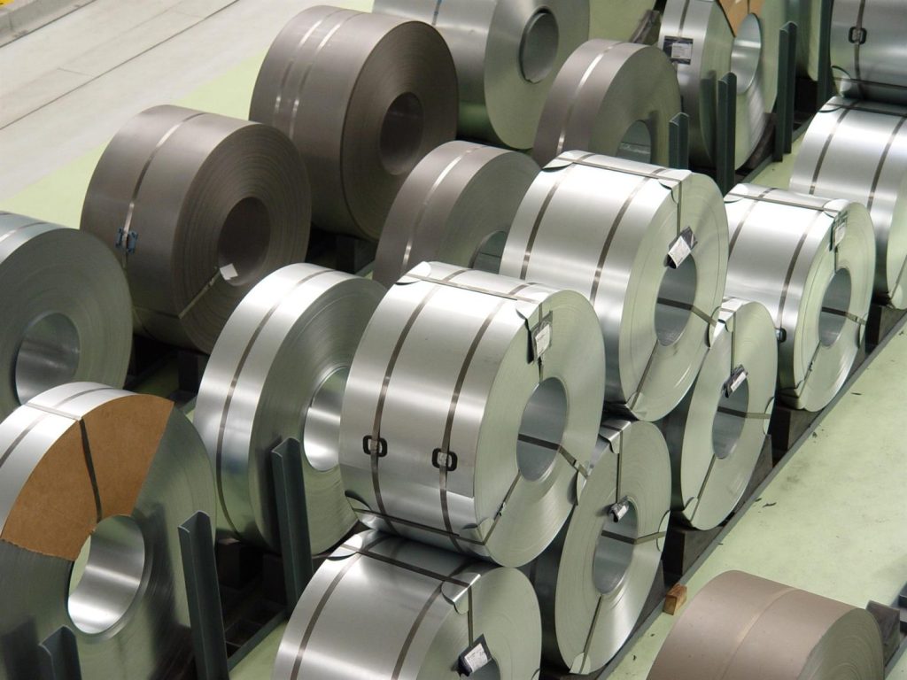 Trump podría no aumentar aranceles al acero canadiense tras la suspensión del recargo eléctrico