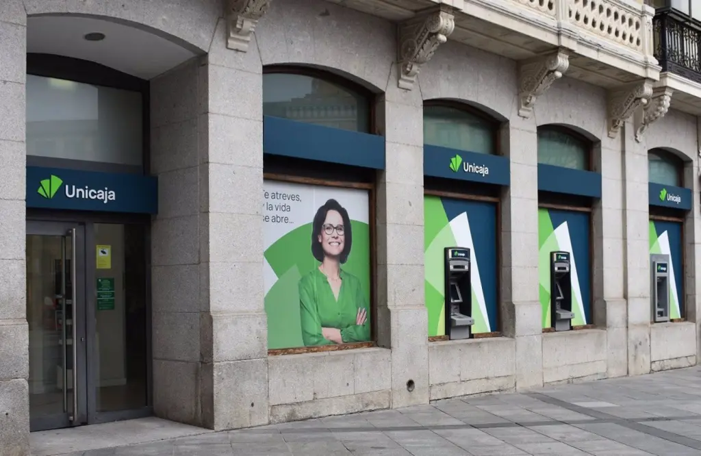 Unicaja rebaja los préstamos preconcedidos y elimina comisiones para impulsar el consumo