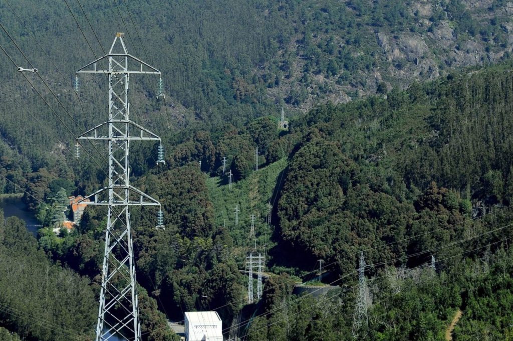 Red Eléctrica identifica las causas del apagón: oscilaciones de potencia y una grave pérdida de generación colapsaron el sistema eléctrico peninsular