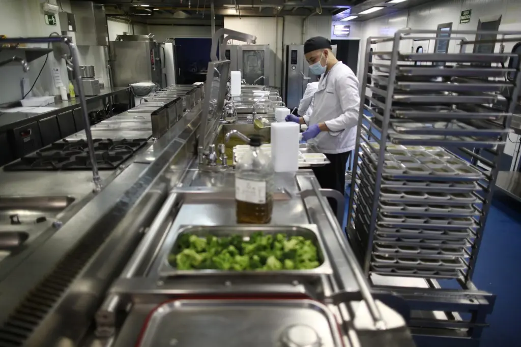 Bares darán envases para sobras y supermercados venderán productos «feos» desde mañana