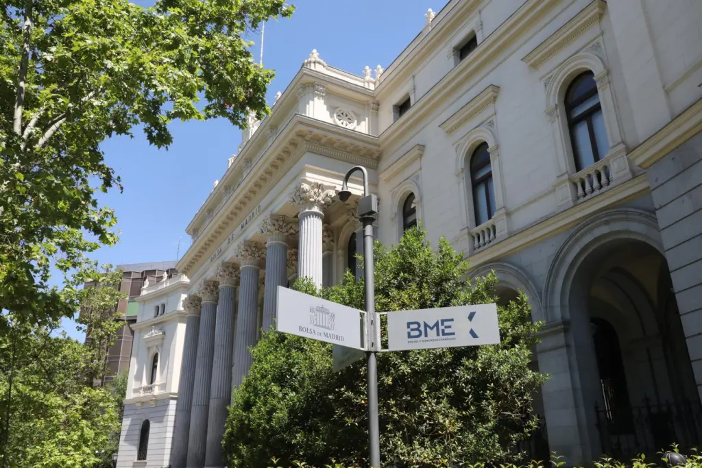 El Ibex 35 sube un 0,3% y busca los 12.700 puntos en medio de la incertidumbre arancelaria