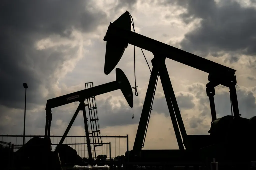 El petróleo cae tras la respuesta de China a los aranceles de Trump y el Brent baja de 58 dólares