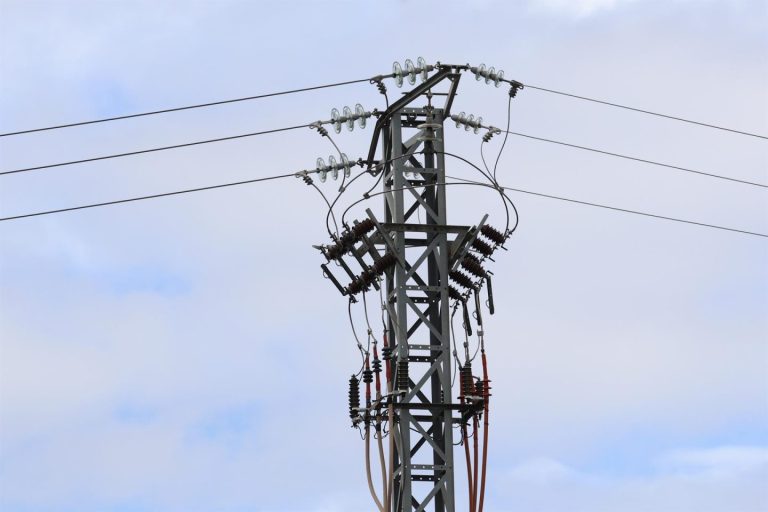 El precio de la luz cae a 1,72 euros/MWh, su nivel más bajo en un año