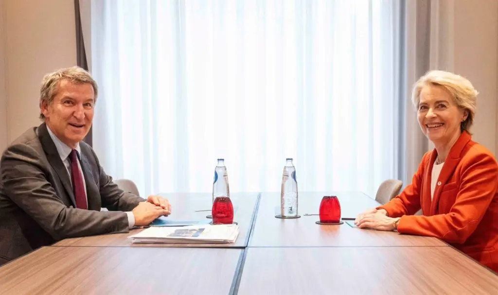 Feijóo se reunirá hoy en Bruselas con Von der Leyen para abordar los aranceles de EE.UU.