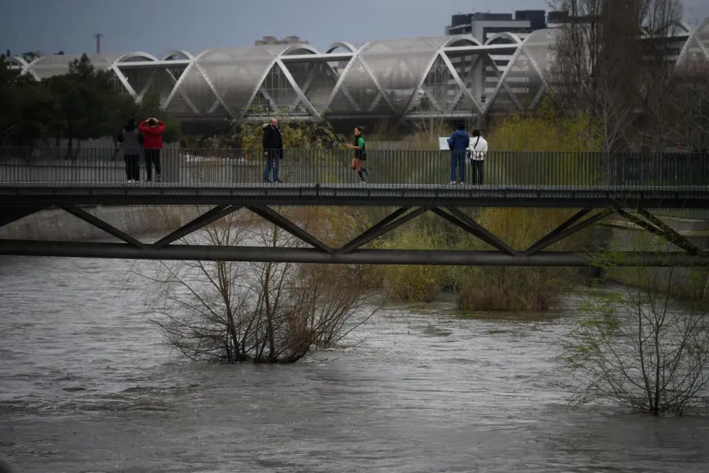 Varias personas, en el parque de Madrid Río