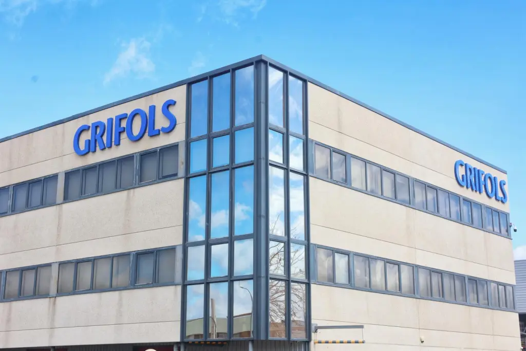 Grifols sube un 3% pero no sabe nada sobre una nueva OPA de Brookfield