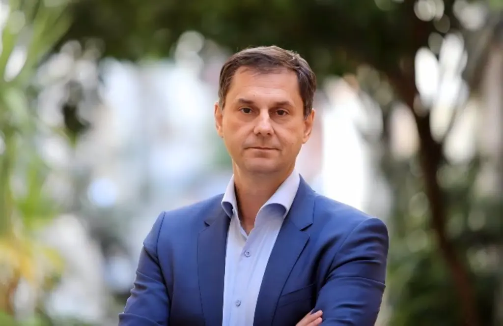 Theoharis alerta sobre los riesgos de un tercer mandato para Pololikashvili en ONU Turismo