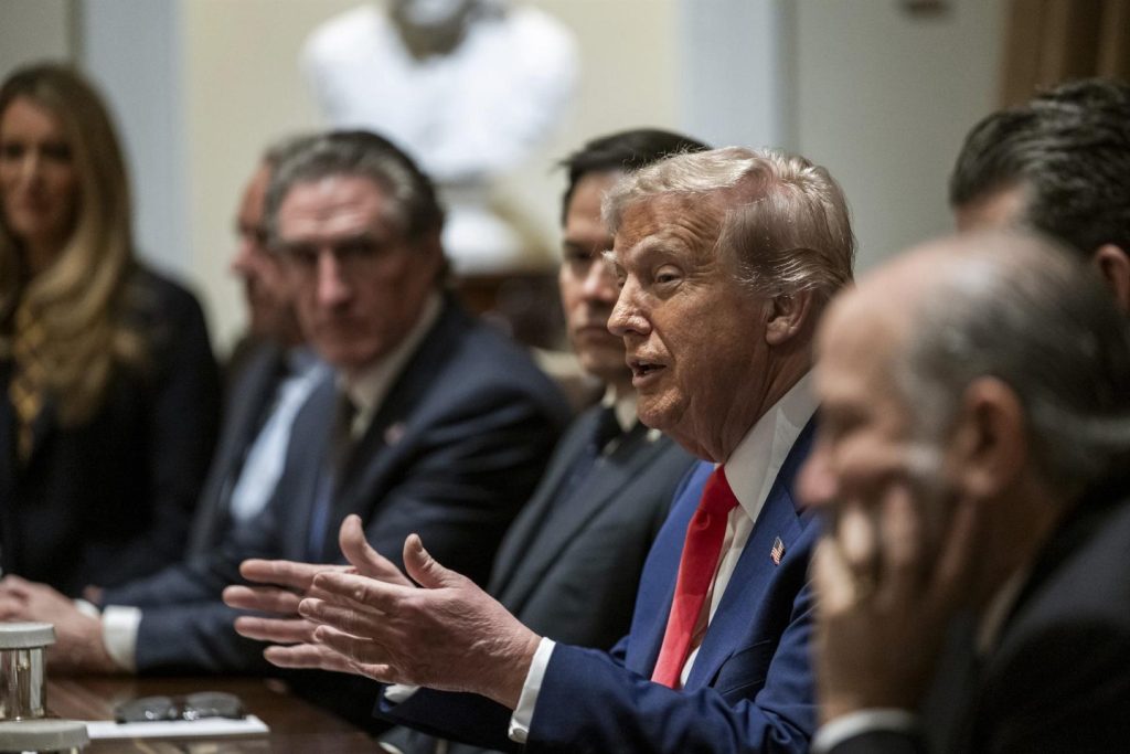 Trump elimina aranceles a teléfonos, ordenadores y chips para ayudar a las empresas tecnológicas