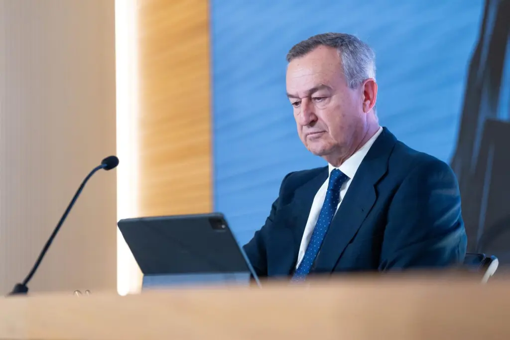 Banco Sabadell explora una fusión con Abanca para frenar la opa hostil de BBVA