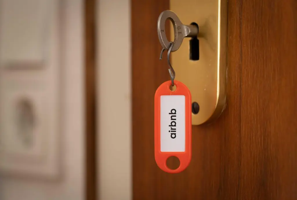 Airbnb critica a Consumo por eliminar 5.800 anuncios de pisos turísticos de forma indiscriminada