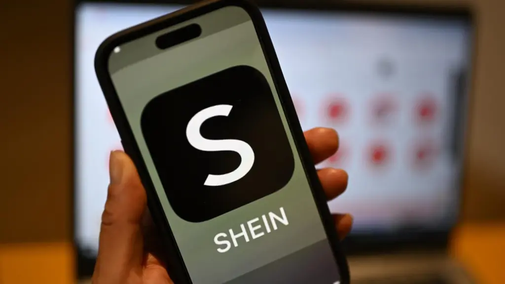 Bruselas acusa a Shein de fraude por anunciar descuentos falsos a los consumidores
